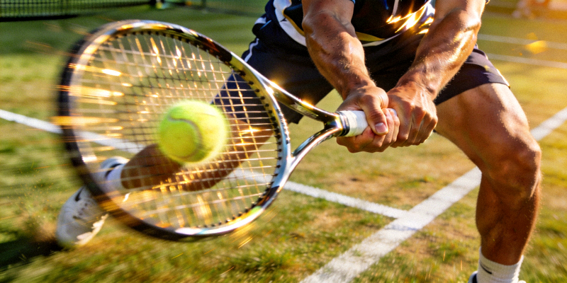 网球大满贯赛事中运动员正手击球的专业动作特写